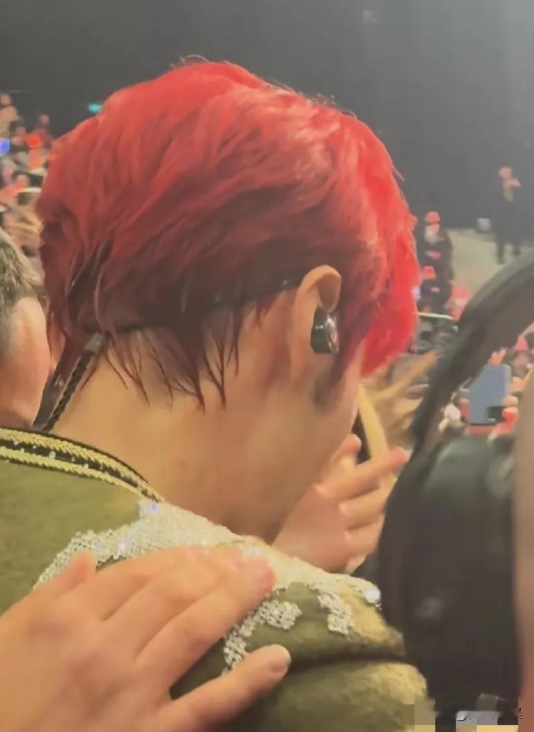 李荣浩，太抽象了！近日，李荣浩在悉尼开了演唱会，他好久没在国外开过演唱会了，