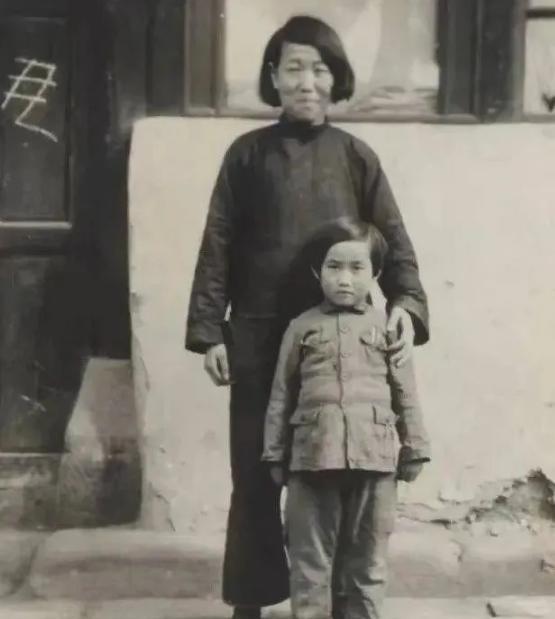 1956年毛主席在怀仁堂看戏，突然停下来问周恩来一句：“恩来，刘嫂子在哪？”在场