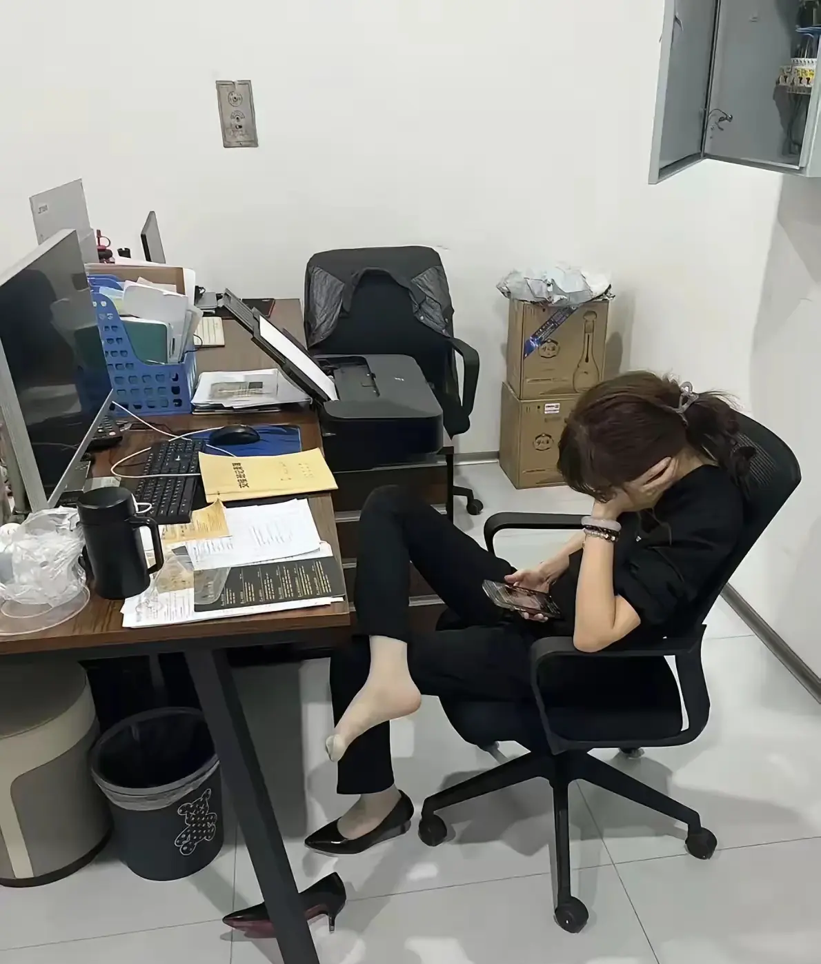 在体制内工作的话，这位女士上班时间玩手机又把鞋子脱了，会不会被开除