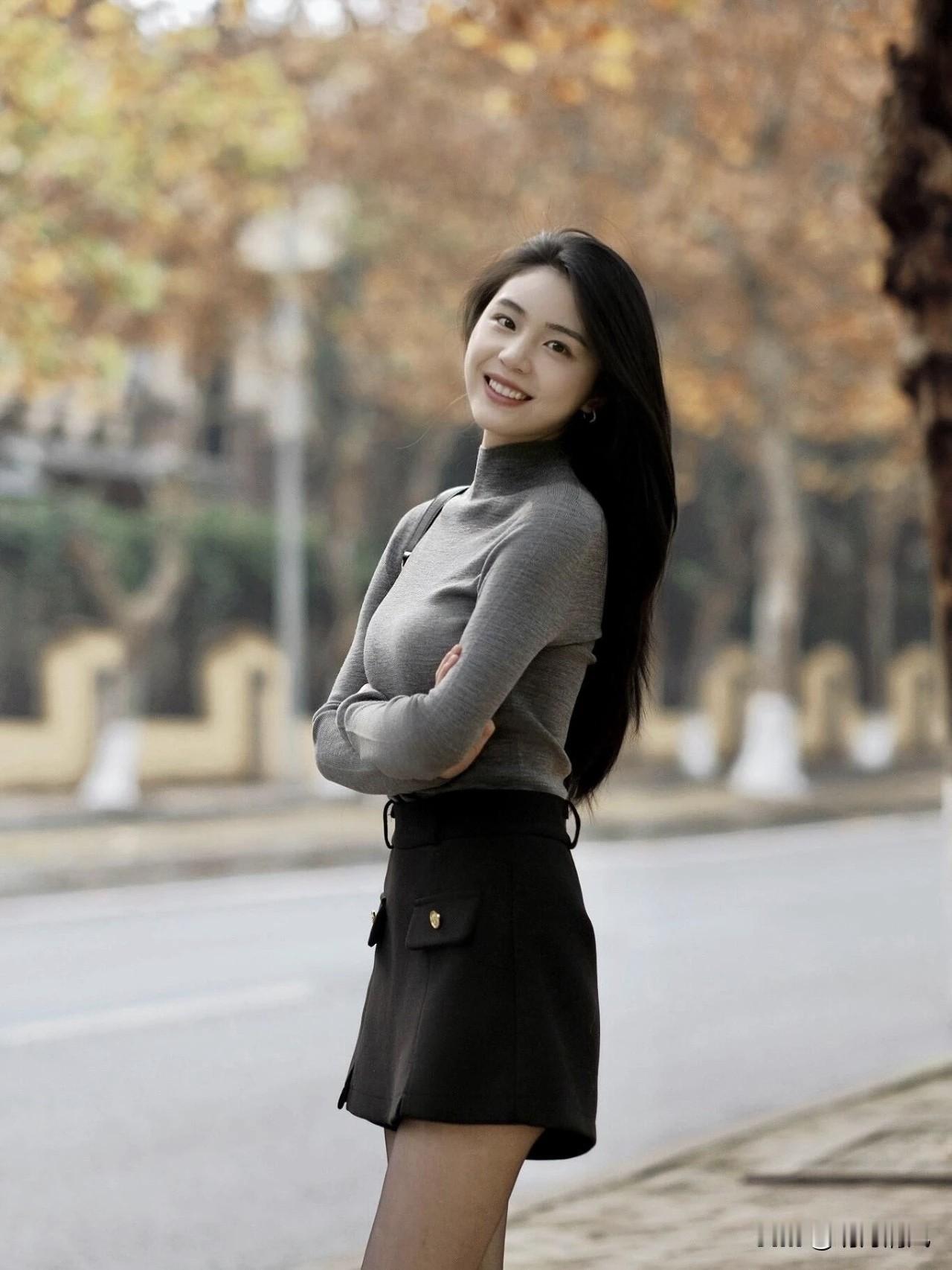 发现没？有时候精心打扮出门，结果照片拍出来总有点僵，还不如人家在路边随便抓拍的几