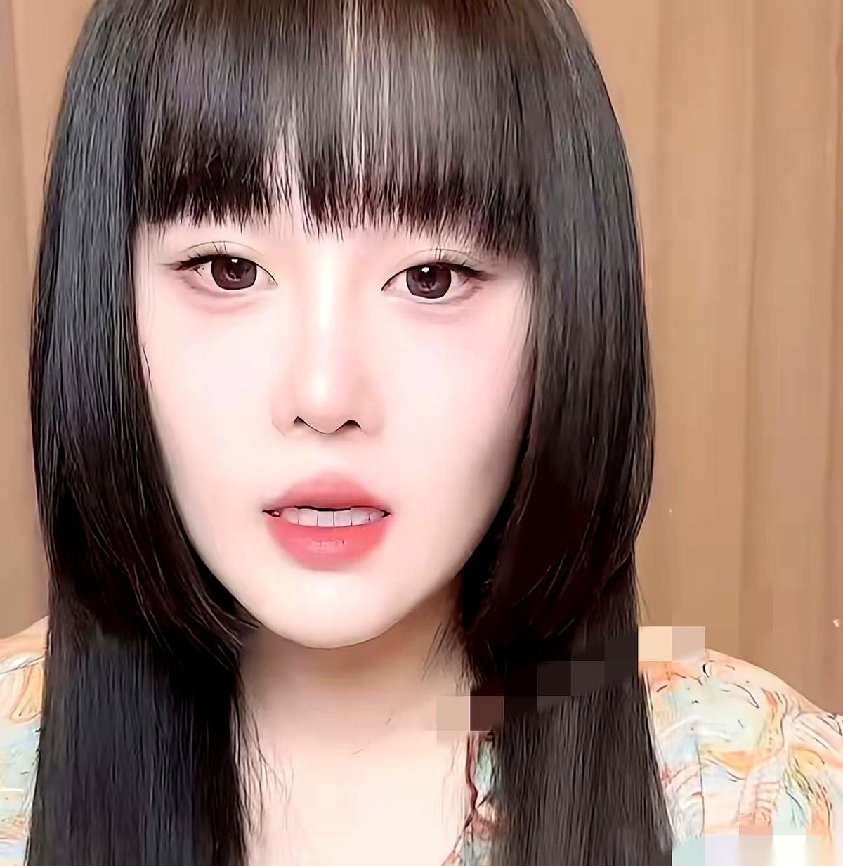 赵本山女儿球球，直播间里，突然被一条弹幕顶上了风口。“你那个同父异母的姐姐呢？