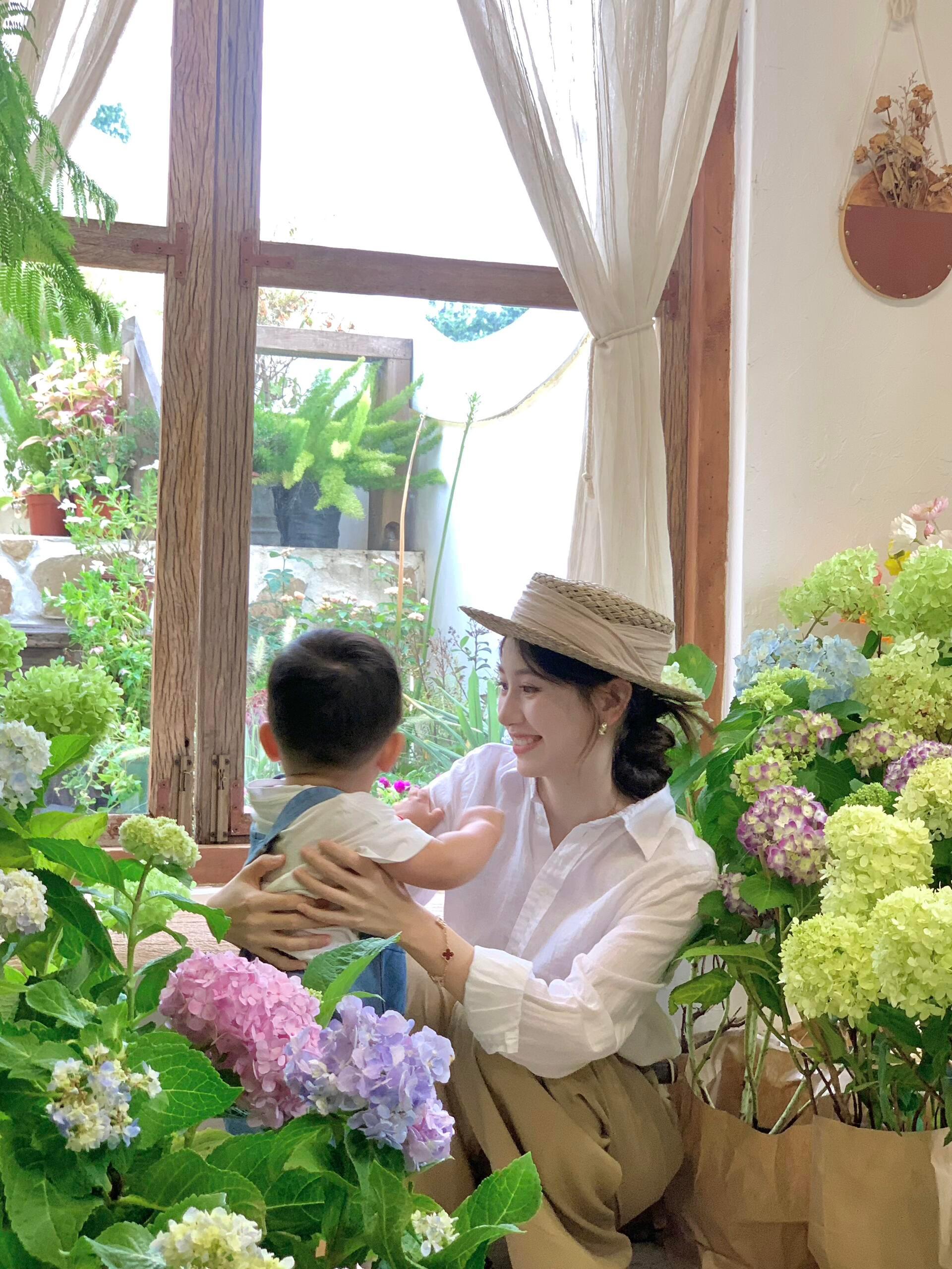 一栗小莎子孩子才刚会喊妈妈感觉她当了妈妈之后更松弛更有女性的光辉了她之前是为啥被