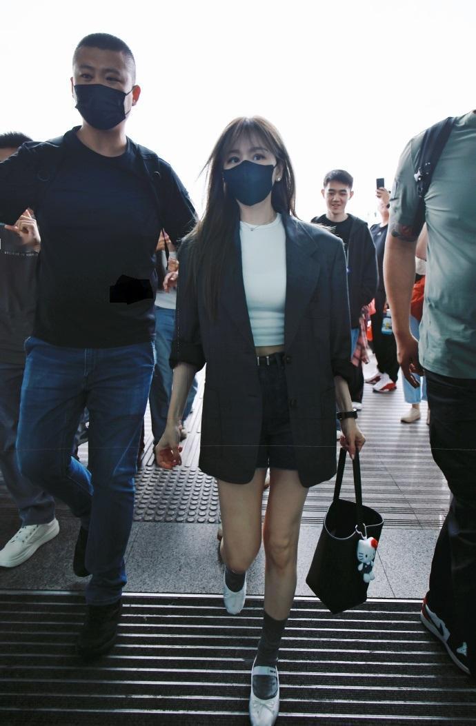 今天王心凌亮相南昌，她这回搭配的很有清凉时尚感，看起来也格外的显年轻。王心凌