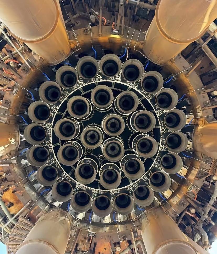马斯克的星舰底部，虽然还没有发射成功，看这造型真的不简单～