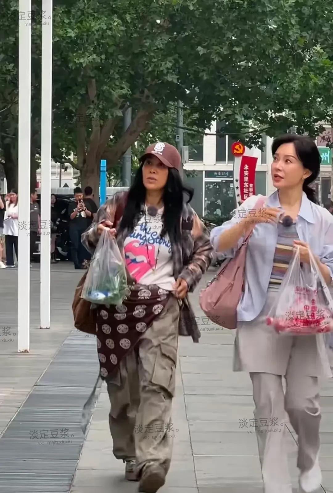 天啊！这歌手那英穿着打扮真像她的性格，东北话讲“批儿片儿”的，看着热的慌