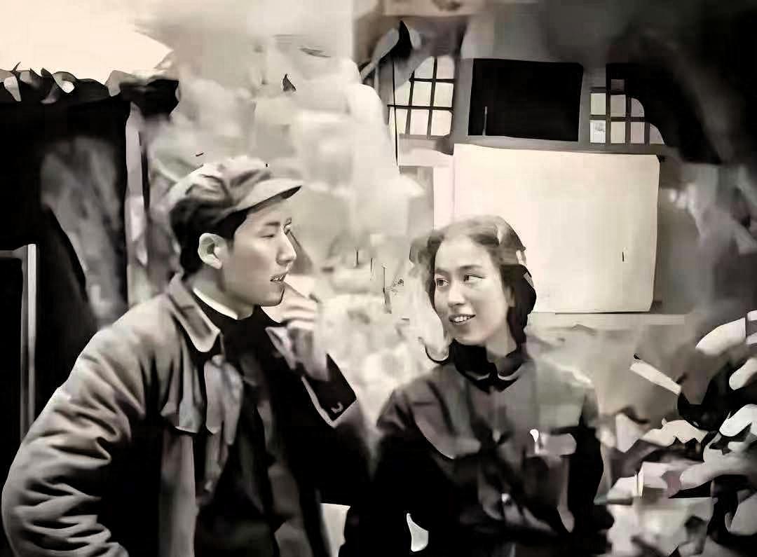 这是伟人和夫人的真实相貌，不是演员演的。延安时期，伟人的抽烟照，旁边的夫人，看得
