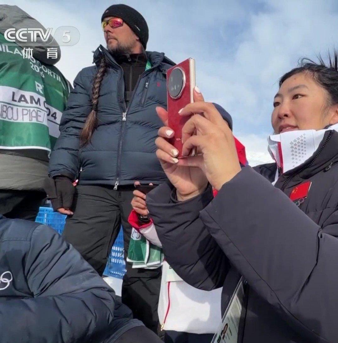 荣耀MagicV6真机曝光了这次这个红色的，后盖材质有点特别，手感很丰富荣耀M