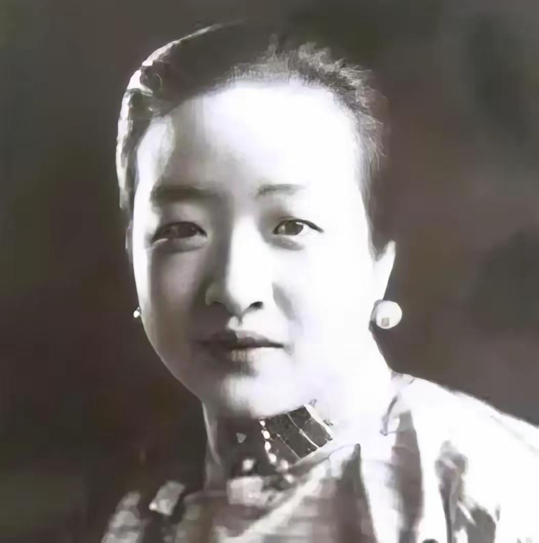 抗战胜利后，宋子文看到昔日恋人盛爱颐，深情地对她说：“好久不见，你还好吗？”谁知