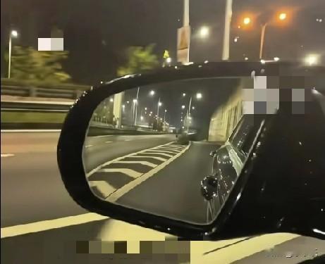 近日，江苏，家里2个孩子闹矛盾，妈妈在旁边劝说，劝说无效后，妈妈给远在外边的孩子