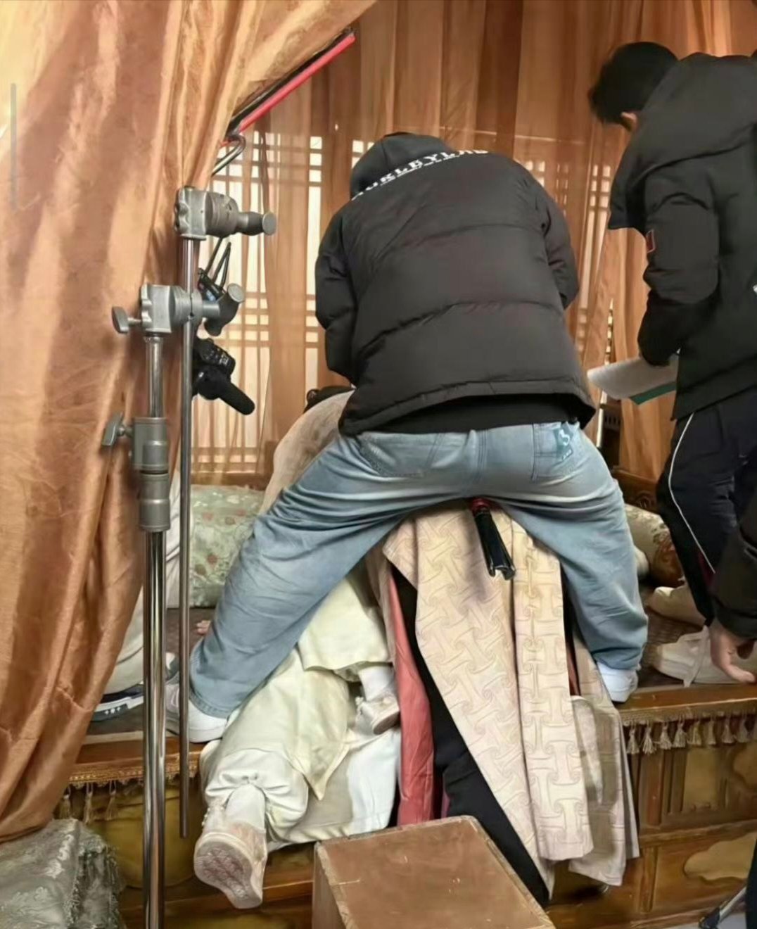 剧组生活其实比男女主更暧昧的是摄影师和男女主