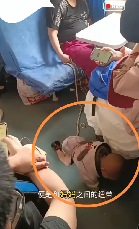 看起来这妈妈真的是累坏了