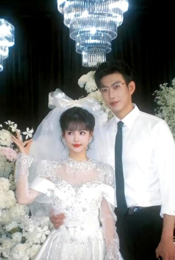 演霸总的真娶了小娇妻。不是剧本，是领证结婚。说的就是短剧演员于龙和杨咩咩