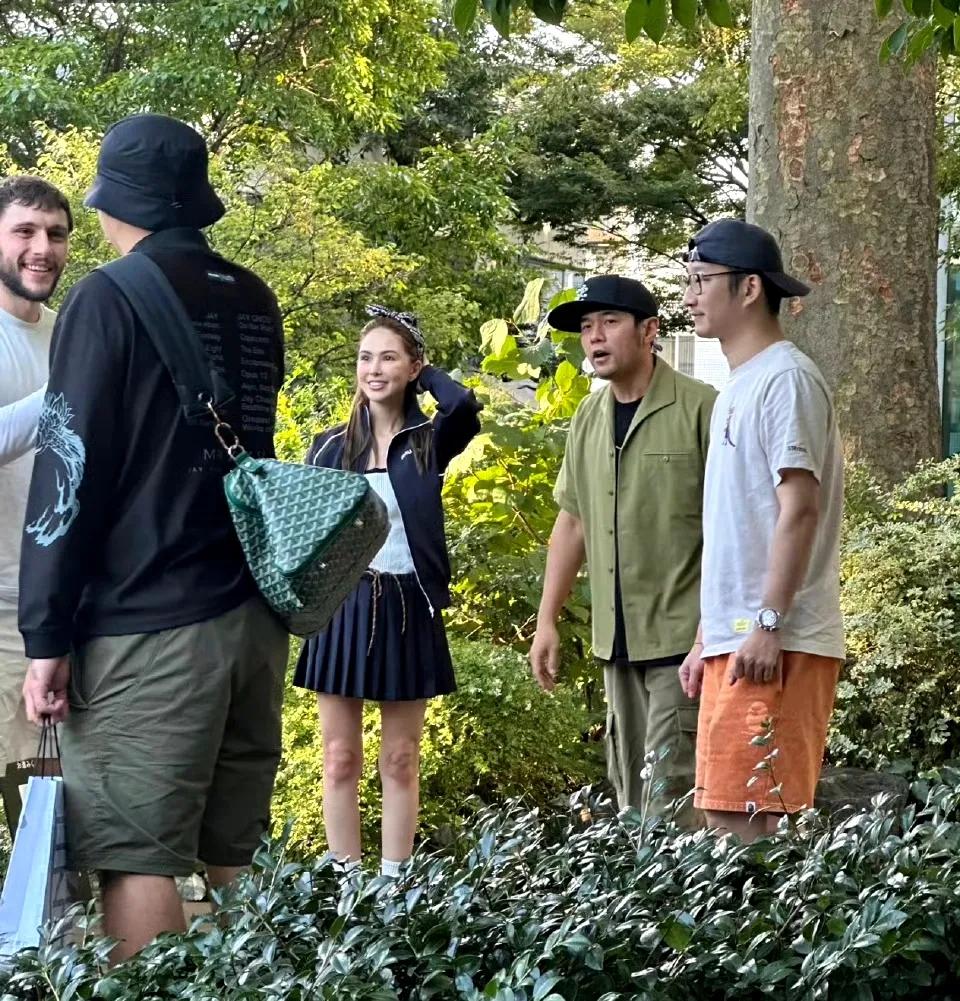 照片里都是骗人的，路人镜头下的周杰伦夫妇长这样！众所周知，作为曾经红极一时的