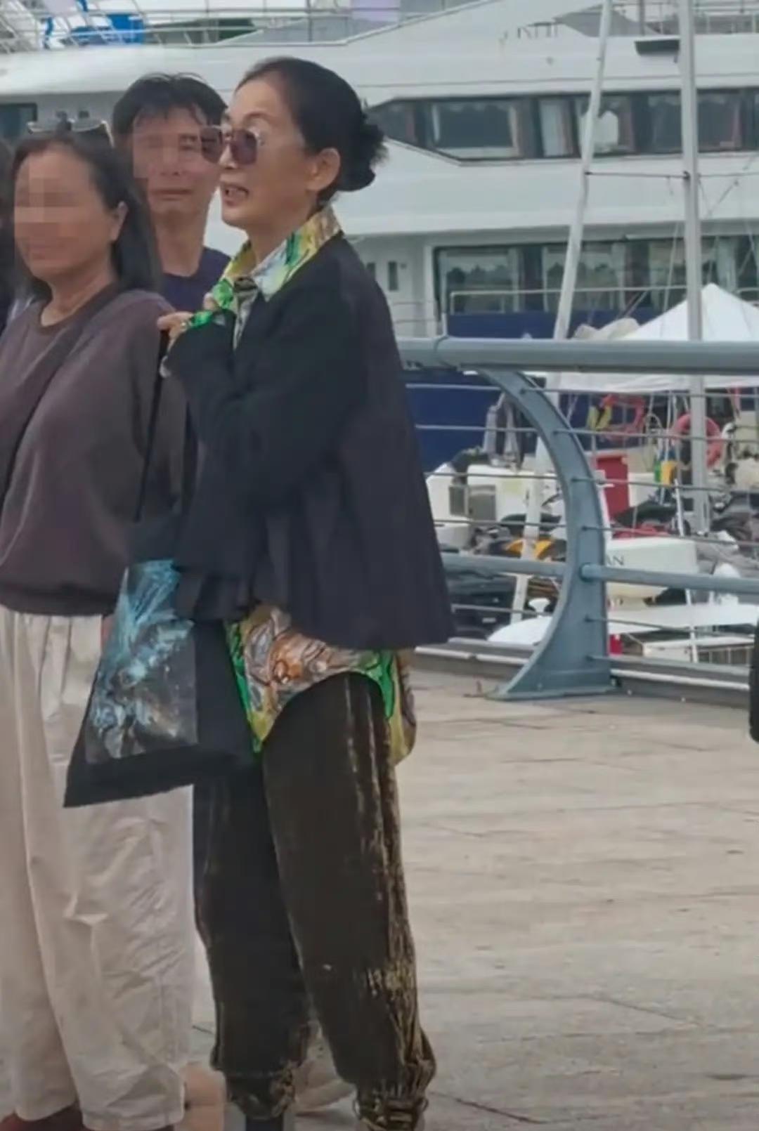 61岁的她真的太瘦了，几十年不吃白米饭保持身材，她真的是做到了，对自己也太狠了。