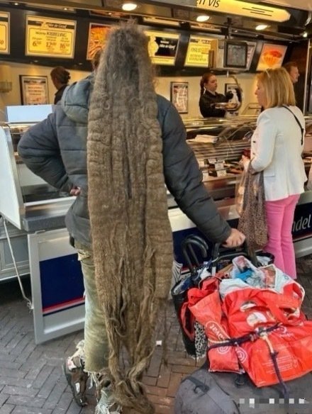 这头发怕是一辈子没洗过，味道直冲屏幕了吧