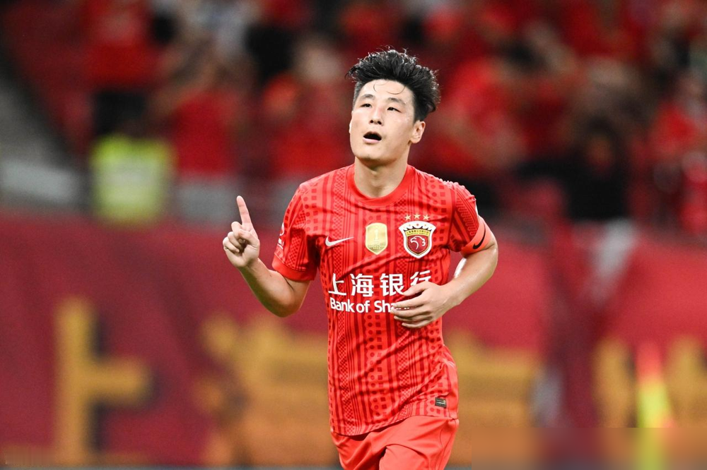 同是23岁踢中超，两人数据差得离谱。武磊23岁那年，已经拿了连续中超本土金靴，单赛季三次帽子戏法，是