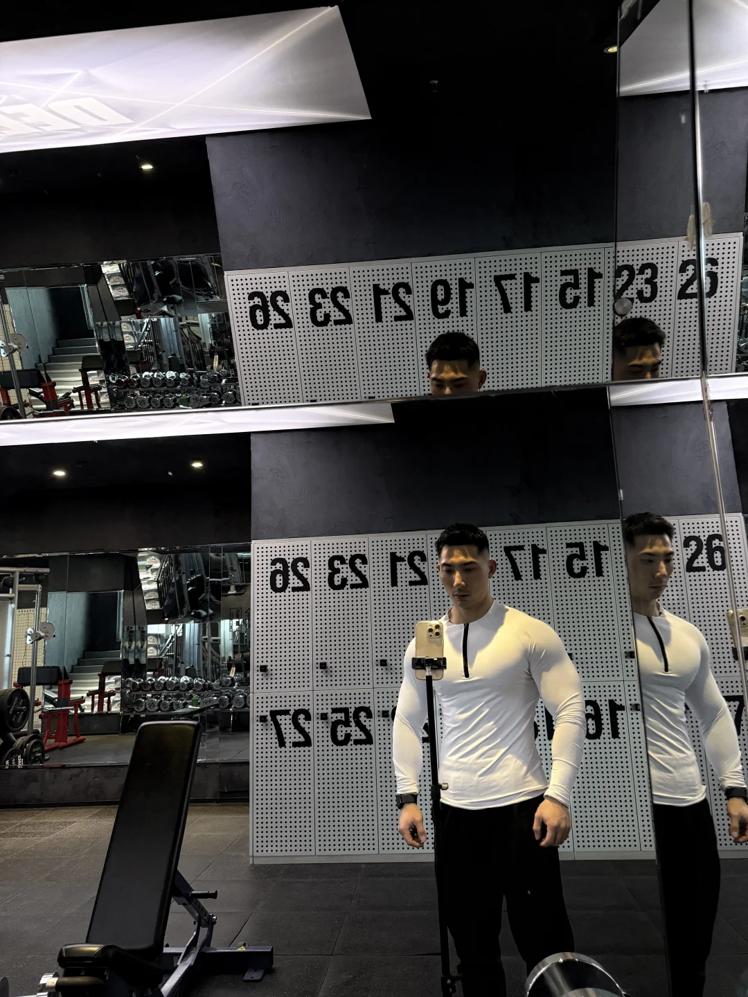 穿上衣服给没练过一样