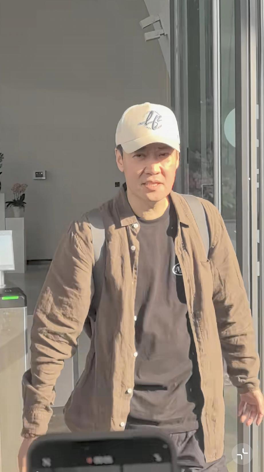 辛柏青在成都演完话剧《苏堤春晓》后被粉丝索要签名，后脑勺的白头发让人心碎，精气神