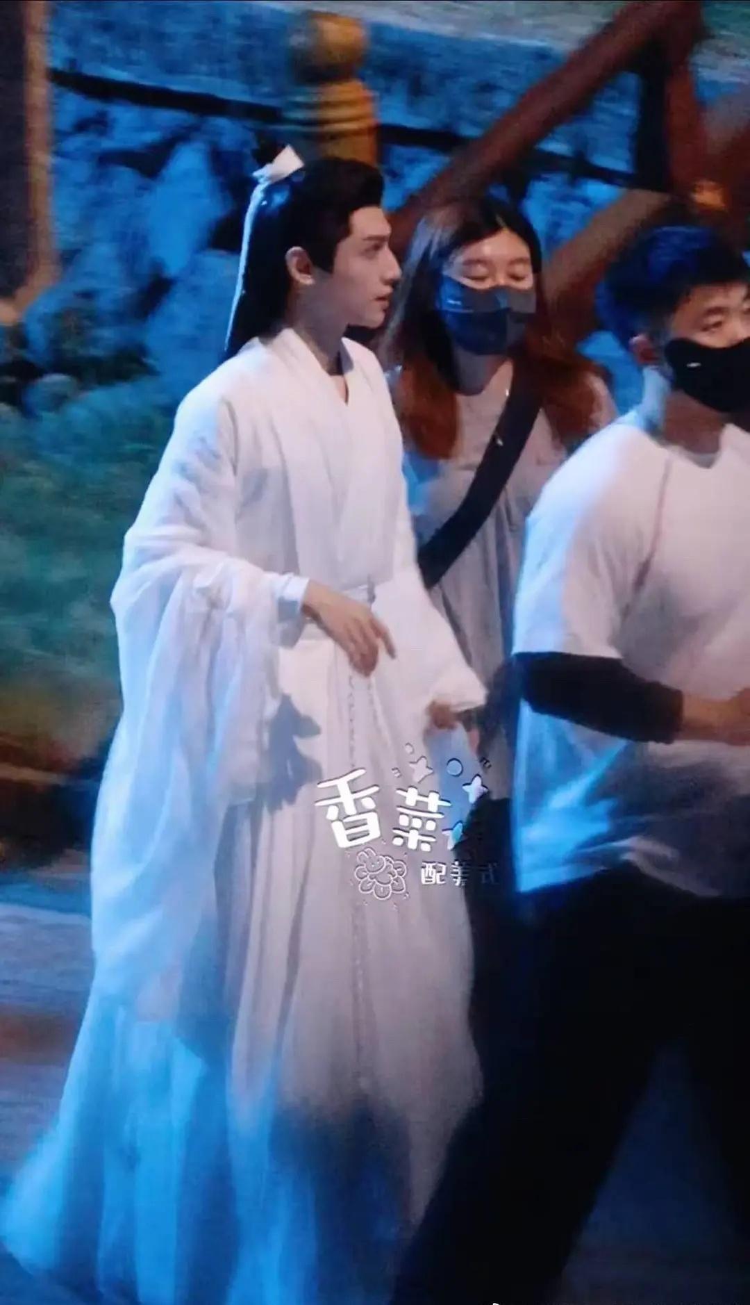 今夕是何年啊🥺🥺终于又看到罗云熙穿素素的白衣了​​​