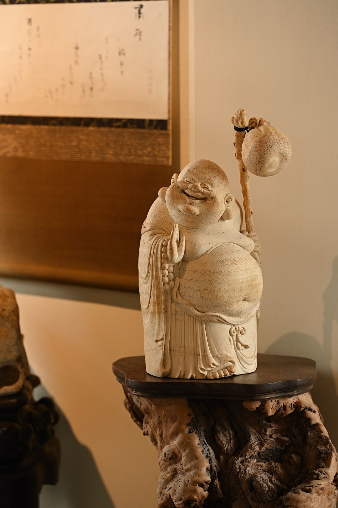 竹雕|布袋弥勒佛弥勒形神相融，笑意欢喜豁达，大肚能容天下事，左手持杖，杖首挂
