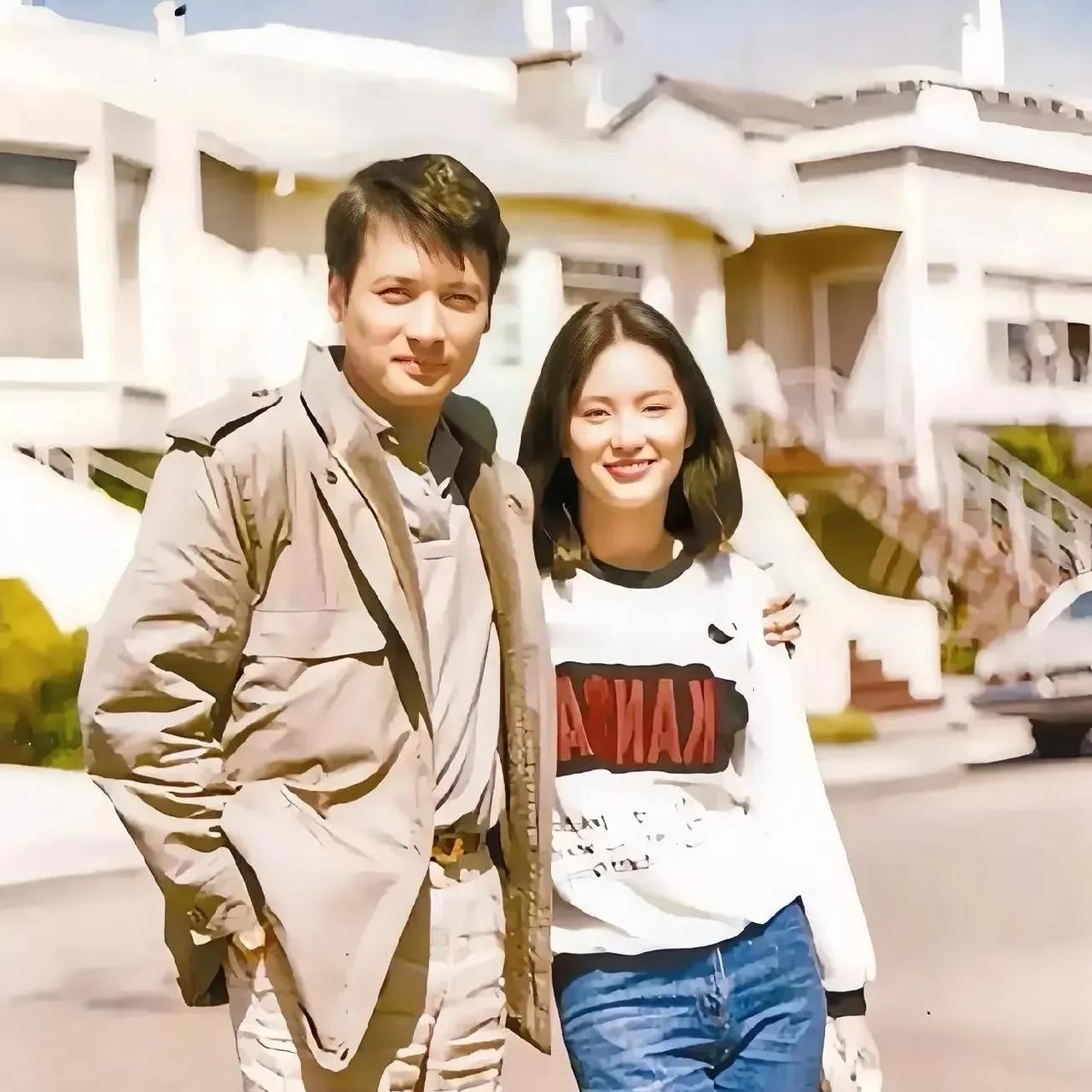 1980年，林青霞与即将订婚的秦汉合影，他们因戏生情，曾恩爱有加，可惜最后还是有