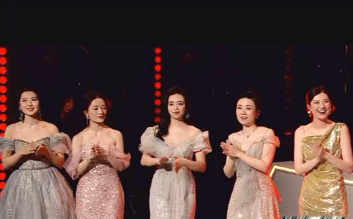 董宇辉的眼泪，是2023年最值钱的商业符号。昨晚的跨年乐享会，当董宇辉在美轮美