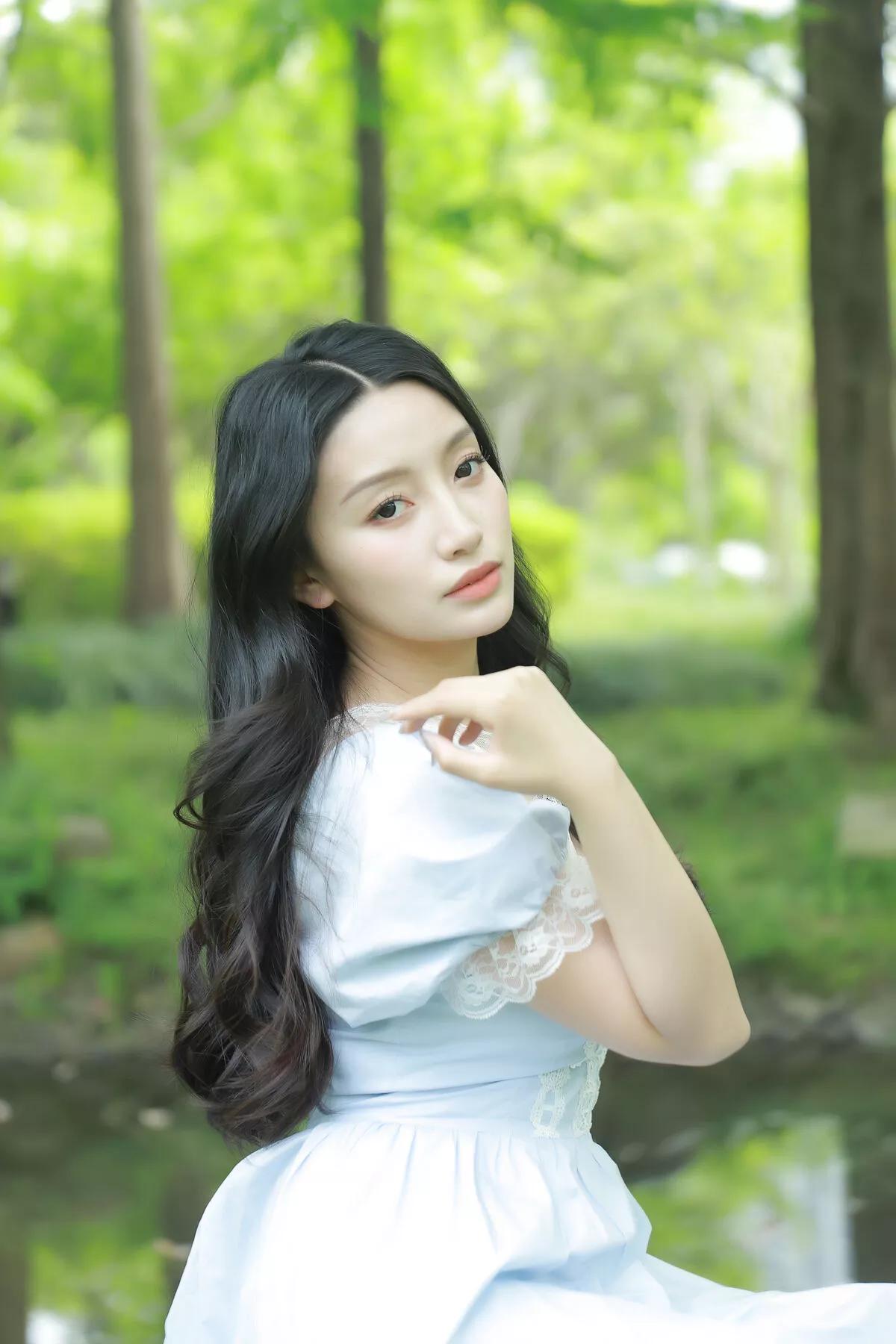 梦幻森林中的少女，轻纱飘逸，宛如童话故事中的公主。女人怎样穿搭，更有高级感如何