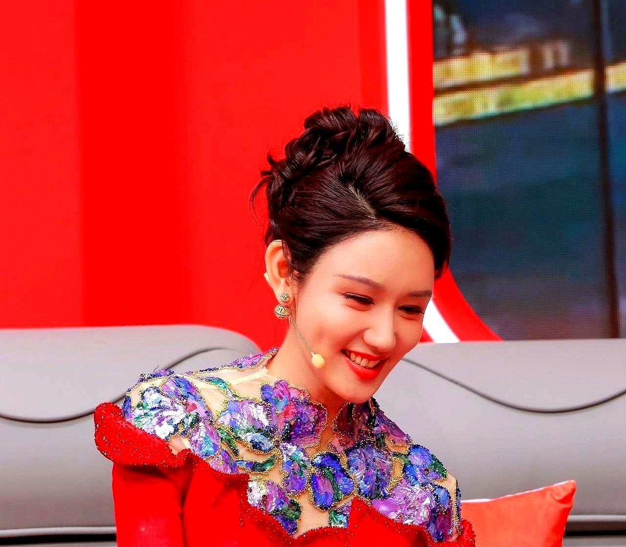 镜头怼脸，龙洋眼神全程上瞟，央视春晚连提词器都没有，她到底在看什么？晚会刚