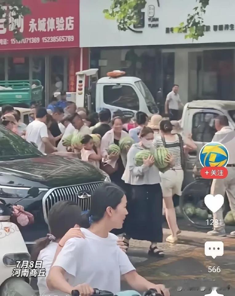 爱贪小便宜的人终究会吃大亏！近日，在河南商丘发生了一件让人诧异的事。一瓜贩子因