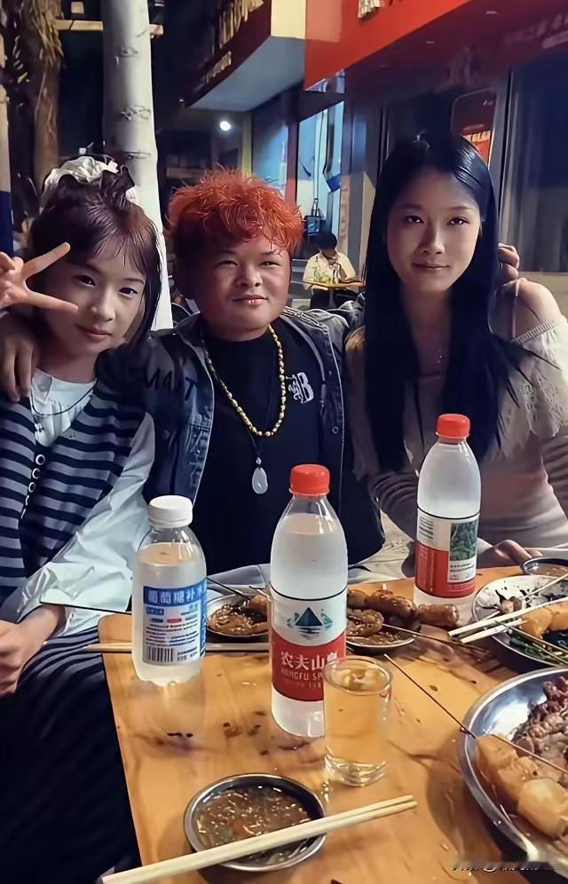 曾经全网爆火的“小马云”范小勤，变化真是天翻地覆。当年那个眼神清澈的农村小男孩，