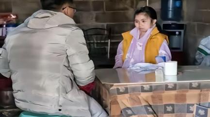 泪目！陕西一男子爱上了女网友，千里迢迢去表白，没想到，女孩是双腿残疾，靠捡废品维