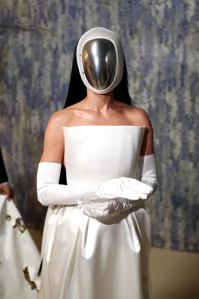 凯蒂·佩里现身2026MetGala红毯。她戴了六指手套，去回击了前两年在网