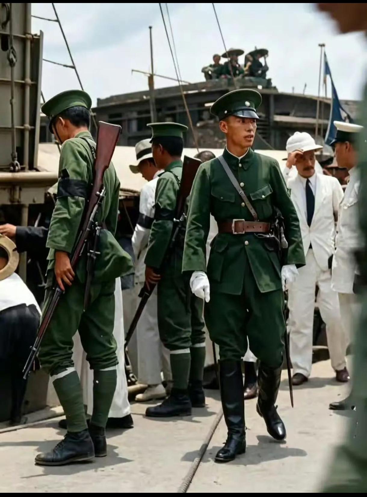沐猴而冠，望之不似人君，这面相就不是好人。北伐冲锋的时候也是这个表情，听着收音