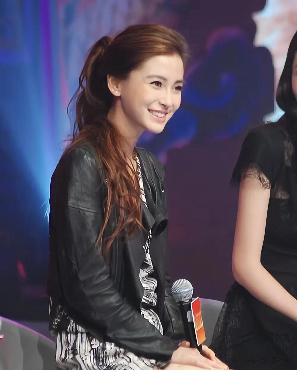 早期的杨颖真的是好美，五官精致，头小脸小，身材曼妙，气质洋气，笑容可爱又不失天真