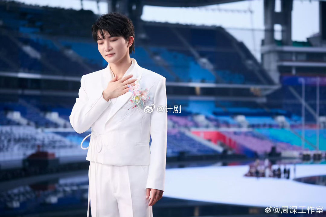 周深多次献唱体育赛事歌曲从《致敬勇士》到《热烈盛开》，周深用天籁之音见证赛场，