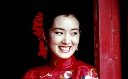 1987年，张艺谋筹拍《红高粱》，女主选了史可。然而，巩俐也想出演，于是张艺谋让