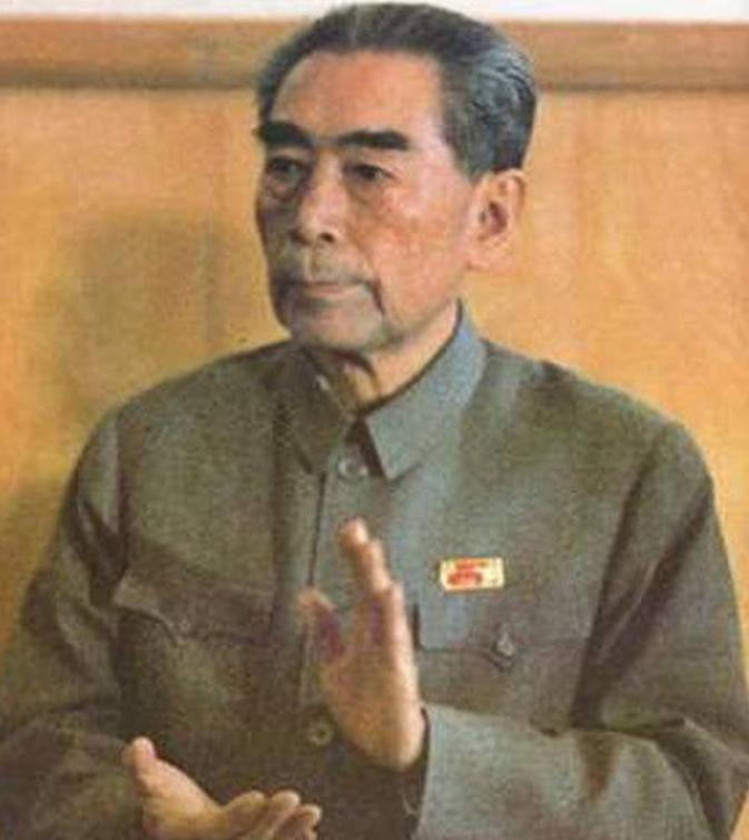 1976年，周总理去世，党中央找到他的侄子周尔鎏，想取回总理开国大典时穿的衣服作