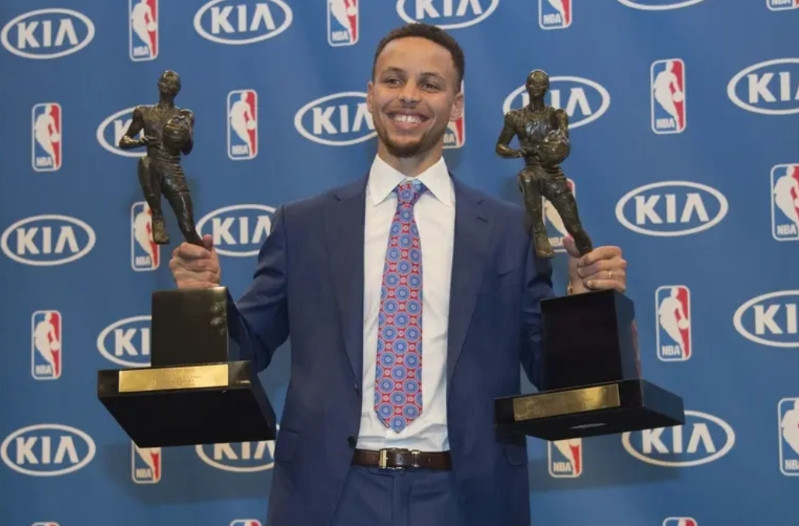 库里从上赛季就有一个问题，那就是乱扔三分。最大的问题就是老了，突不进去，脚步跟不