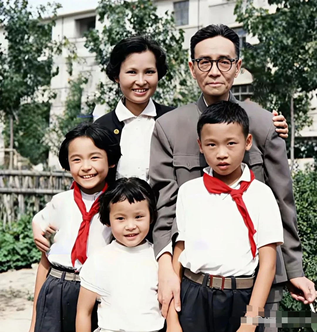 1965年梁思成、女儿梁再冰与外孙全家福（后期上色修复版本），拍摄于1965年