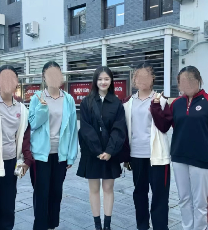 李兰迪和路人合影，原来她的脸是这么小的？一直以为她是大脸盘，明星不愧是明星啊