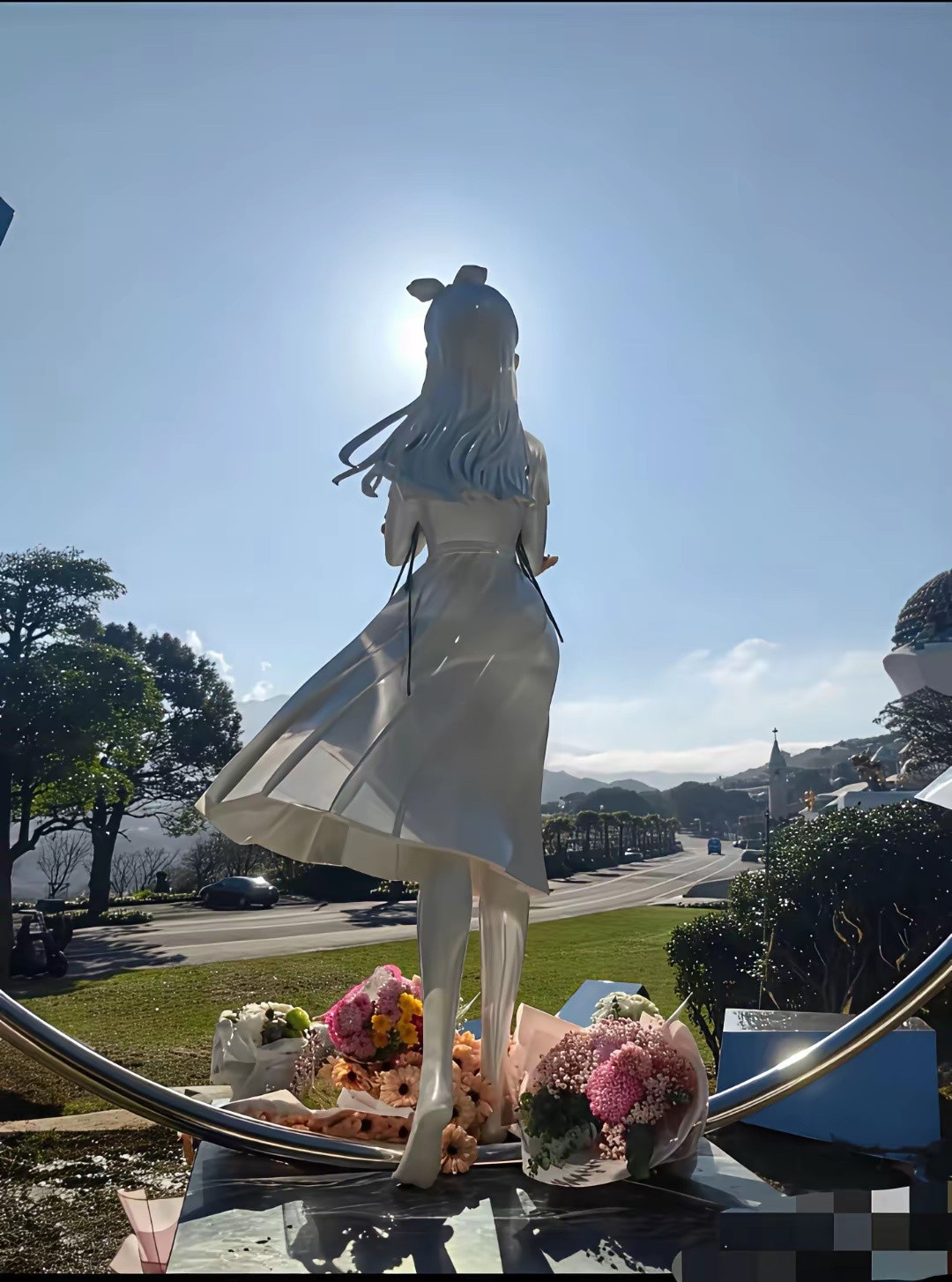 刚看不觉得，再看雕像，真的越来越有感觉，是少女重生的珊！这手的姿势、还有闭眼的动