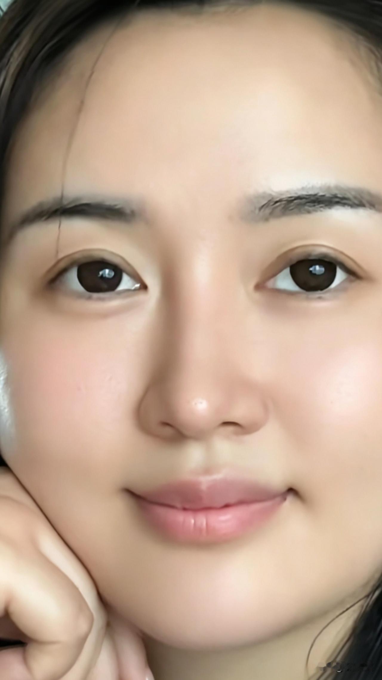 不施粉黛也极具质感，