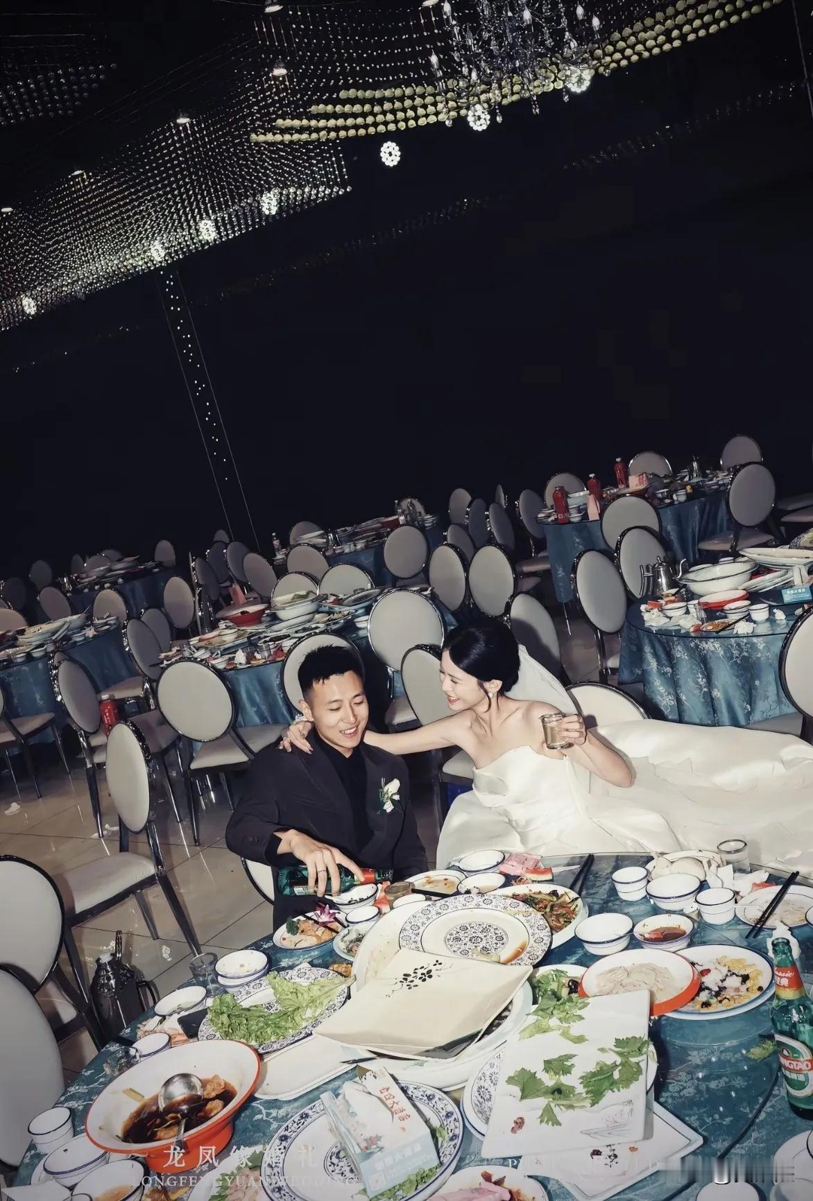 婚礼上的宾客都走了，终于可以品尝佳肴美酒了，小夫妻俩的二人世界。。。这画面太美了