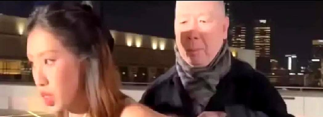 冯小刚两口子没要孩子，直接去重庆抱回两岁的徐朵。怕遗传病，干脆把爱全砸她身上。