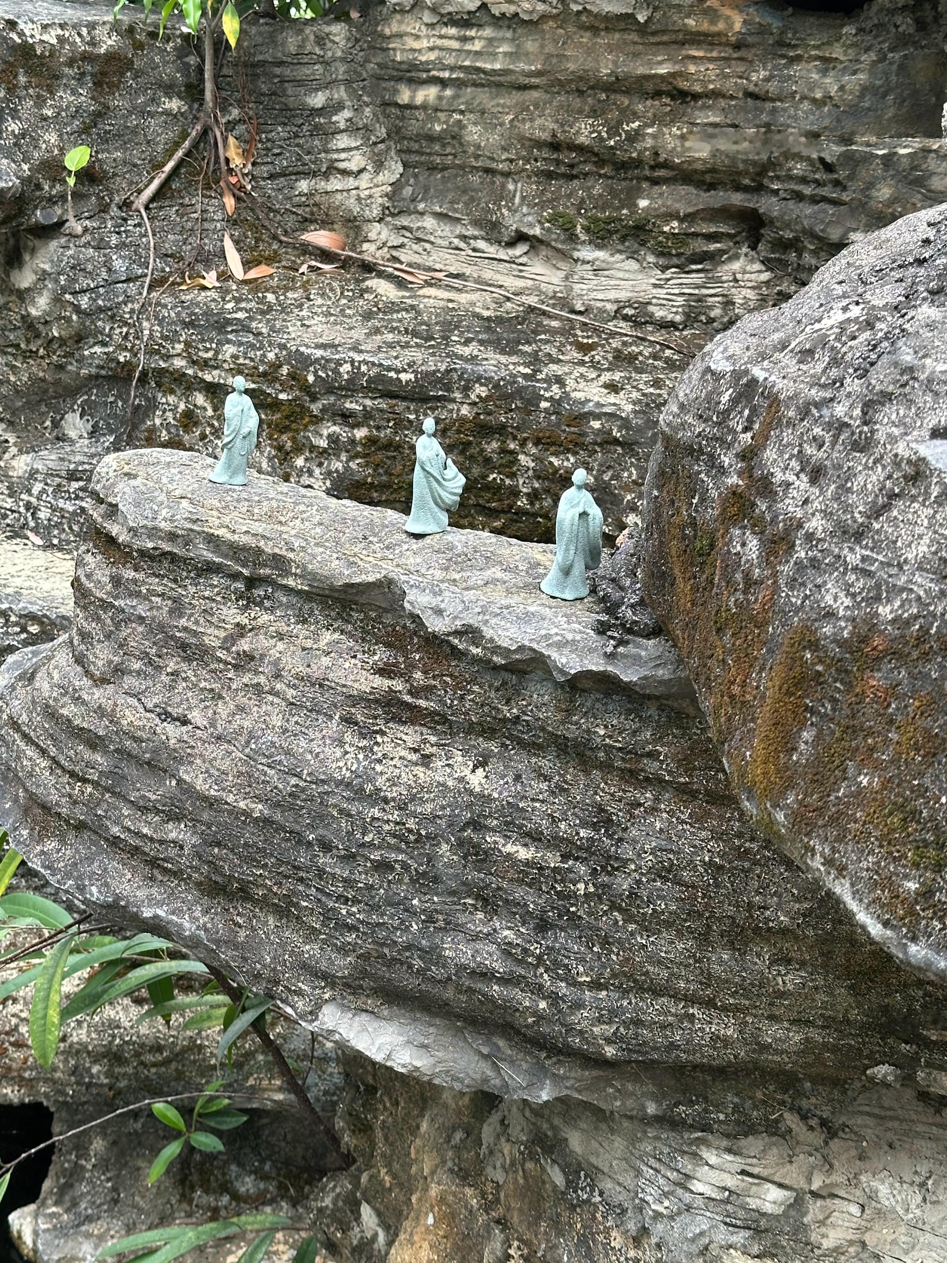 我放在假山上的装饰，土不土？风吹雨打之后，包浆了，就好看了。​​​
