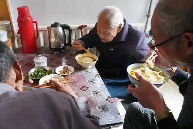 胃不好的人注意！医生提醒：这4个时间段进食不当，可能让胃受伤更严重！你有没