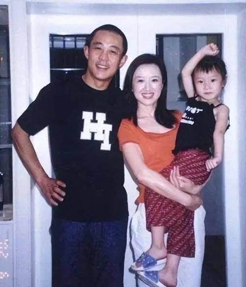 2011年，潘雨辰不顾父母反对，坚持要和刚刚离婚的侯勇结婚。婚后，44岁的侯勇丝
