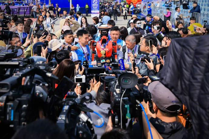 机器人半马冠军出自做手机的荣耀荣耀机器人跑半马直接破人类纪录，仔细想想也合理。手