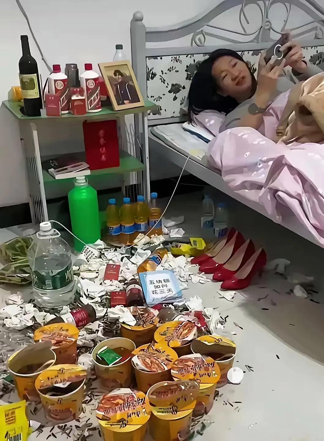 网上看到这一幕，惊呆了啊！！！这怎么做到的？家里能糟蹋成这样，得是多少天