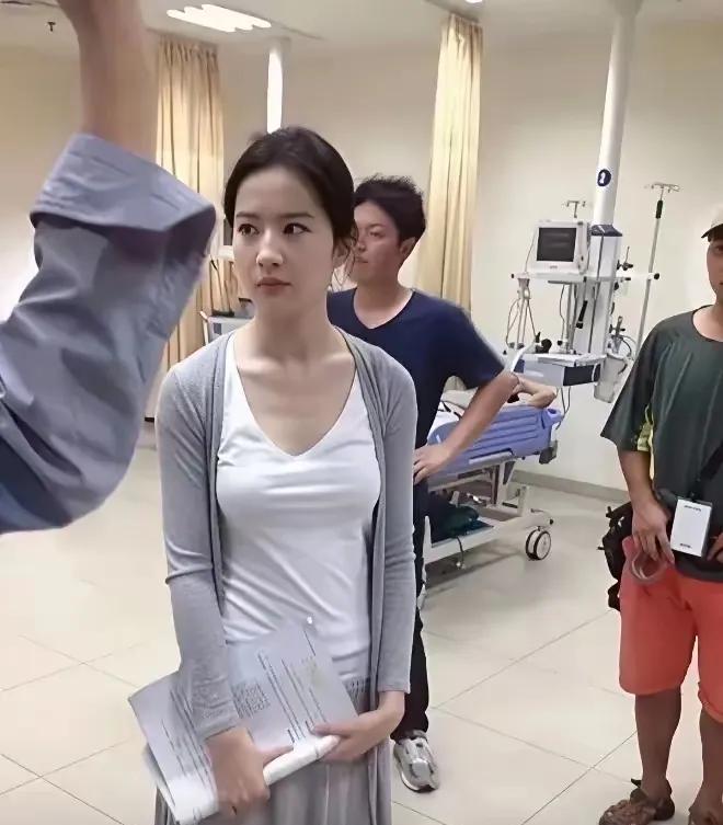 神仙姐姐刘亦菲来了，太美啦！浑身散发着一股魅力！火辣的身材，迷人的眼睛，给人一
